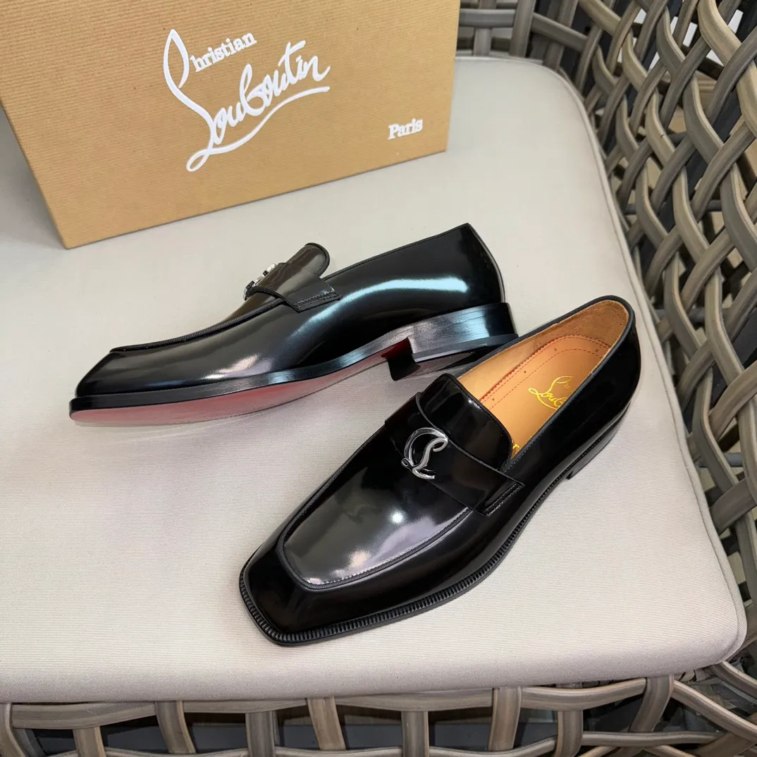 [CL red-soled shoes] Top P: 1020💰 Size 39-44 (⚠️38.45.46 custom-made, non-refundable and non-exchangeable) 🆑High-end men's business formal leather shoes, classic red-soled shoes | Fabric: Original imported first-layer cowhide, iconic rivet decoration | Lining: water-dyed cowhide lining Outsole: red cowhide outsole imported from Italy Brand: Christia*.Loubouti* 🆑 High-end men's business dress shoes | classic red soled shoes | Upper: original imported first layer cowhide iconic rivet decoration | Linning: Water dyed cow skin inner Outsole: red cowhide outsole imported from Italy Size: 39-44 (38.45.46 customized) Brand: Christia*.Loubouti*
